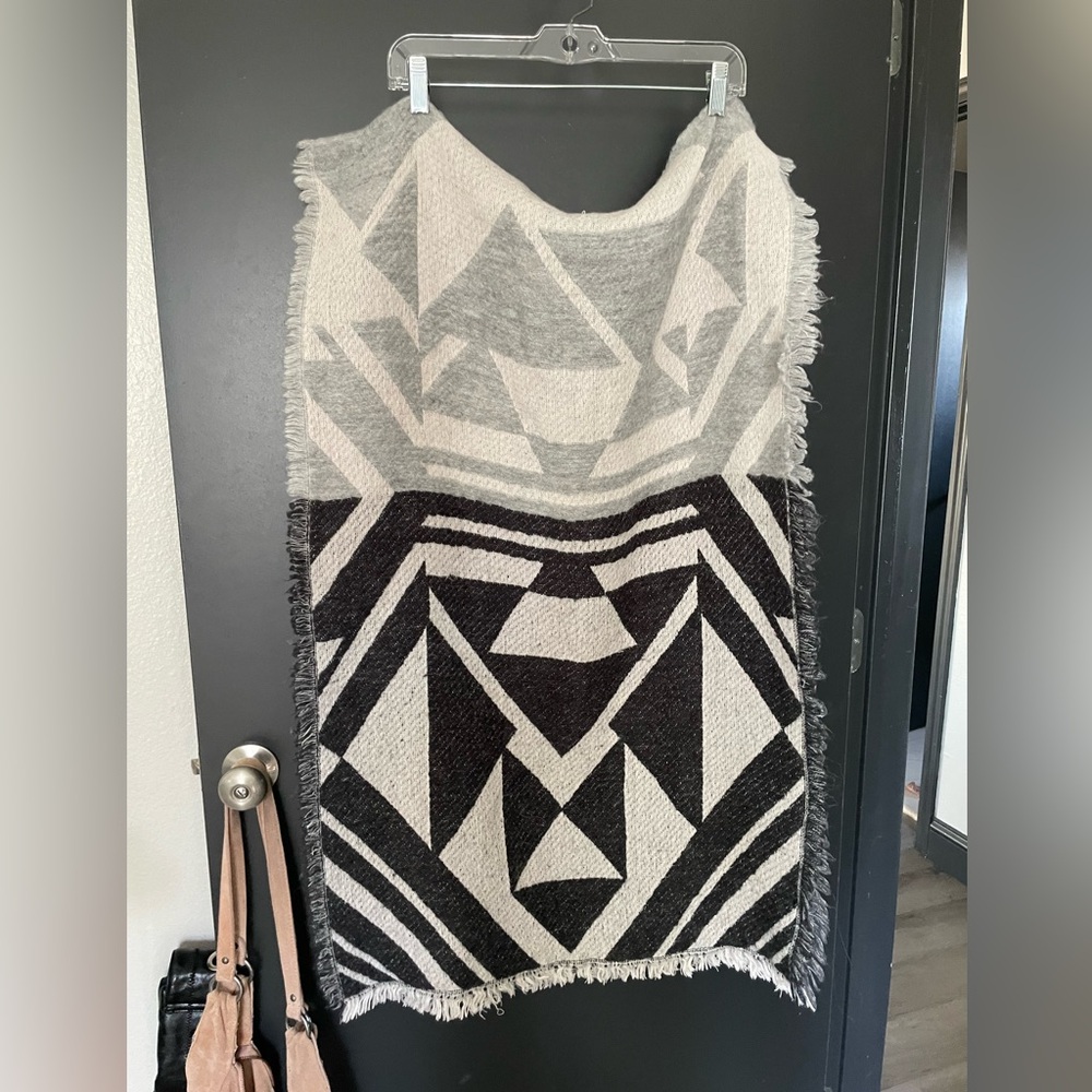 American Eagle Outfitters Gray Cream black Geometric Blanket shawl Aztec nursing - Picture 3 of 6